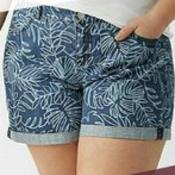📸FINAL PRICE⭐️Lane Bryant Palm Leaf Shorts: Jeans - Picture 3 of 4
